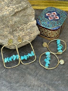 Turquoise stones in gold tone hoop- statement boho vintage lightweight jewelry